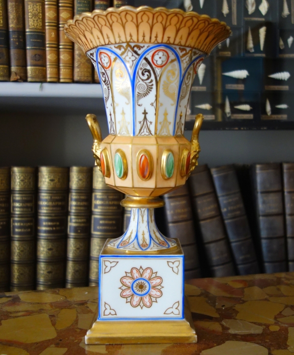 Paire de vases Charles X Néo-Renaissance en porcelaine de Paris - riche décor polychrome et or