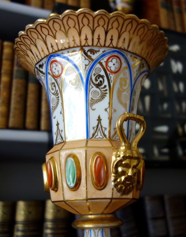 Paire de vases Charles X Néo-Renaissance en porcelaine de Paris - riche décor polychrome et or