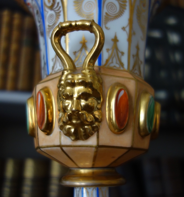Paire de vases Charles X Néo-Renaissance en porcelaine de Paris - riche décor polychrome et or