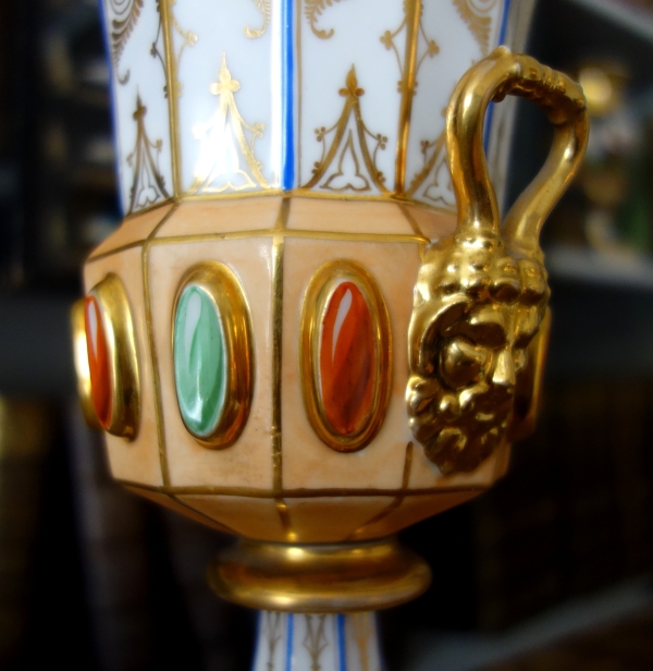 Paire de vases Charles X Néo-Renaissance en porcelaine de Paris - riche décor polychrome et or
