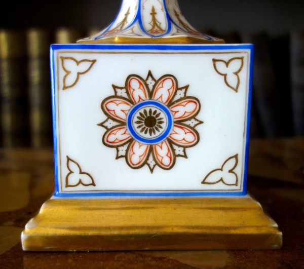 Paire de vases Charles X Néo-Renaissance en porcelaine de Paris - riche décor polychrome et or