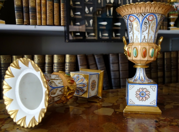 Paire de vases Charles X Néo-Renaissance en porcelaine de Paris - riche décor polychrome et or