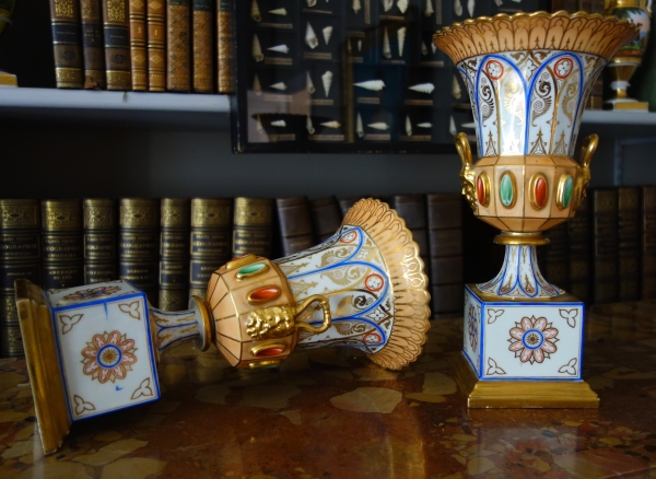 Paire de vases Charles X Néo-Renaissance en porcelaine de Paris - riche décor polychrome et or