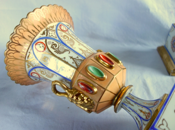 Paire de vases Charles X Néo-Renaissance en porcelaine de Paris - riche décor polychrome et or