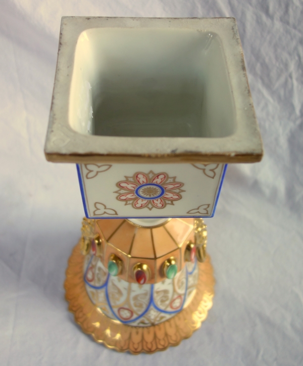 Paire de vases Charles X Néo-Renaissance en porcelaine de Paris - riche décor polychrome et or