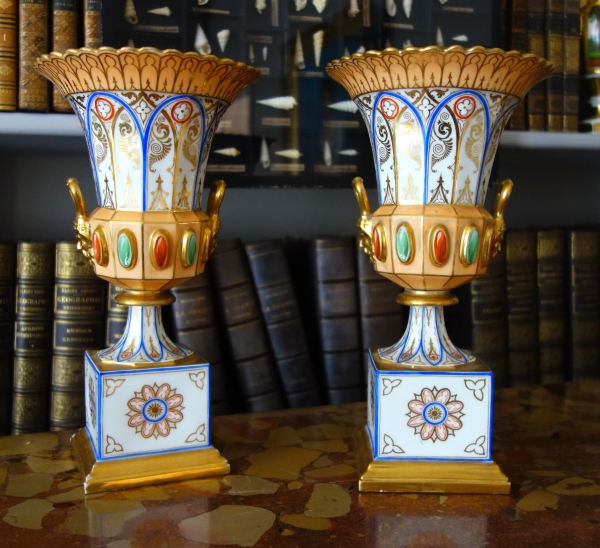 Paire de vases Charles X Néo-Renaissance en porcelaine de Paris - riche décor polychrome et or