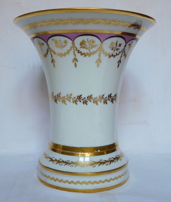 Paire de vases cornet ou cache-pots en porcelaine de Paris dorée à l'or fin, époque Empire