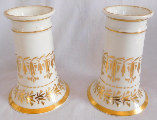 Paire de vases cornet en porcelaine de Paris blanche et dorée - époque Empire