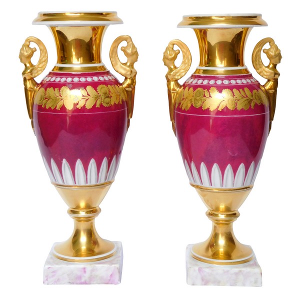 Paire de vases d'époque Empire en porcelaine de Paris de couleur pourpre, décor à l'or - 28cm
