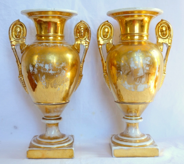 Paire de grands vases Empire en porcelaine de Paris - décor doré & polychrome Belisaire & Homère d'aprés Gérard - 32cm