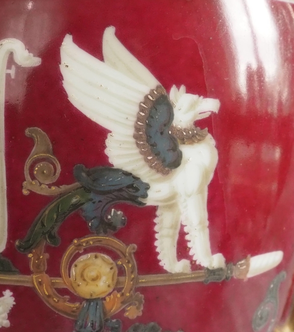 Paire de vases Empire en porcelaine de Paris polychrome et or : enfant voleur d'oeufs