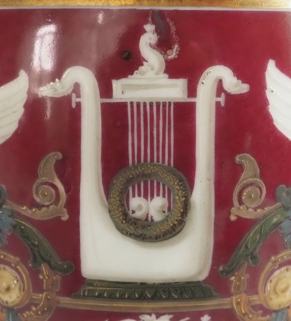 Paire de vases Empire en porcelaine de Paris polychrome et or : enfant voleur d'oeufs
