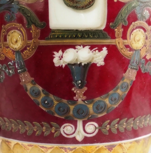 Paire de vases Empire en porcelaine de Paris polychrome et or : enfant voleur d'oeufs