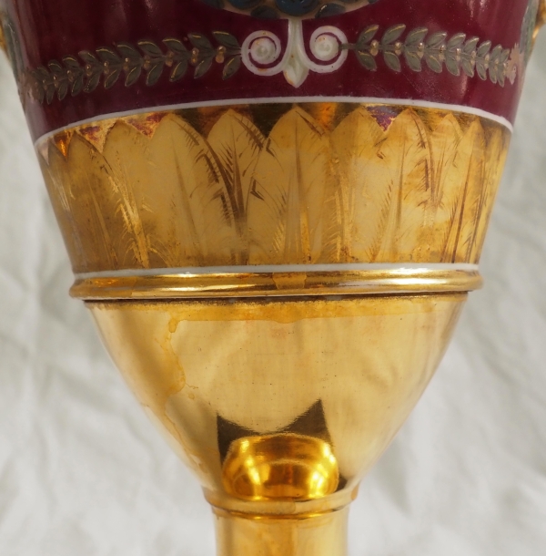Paire de vases Empire en porcelaine de Paris polychrome et or : enfant voleur d'oeufs