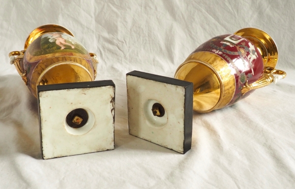 Paire de vases Empire en porcelaine de Paris polychrome et or : enfant voleur d'oeufs