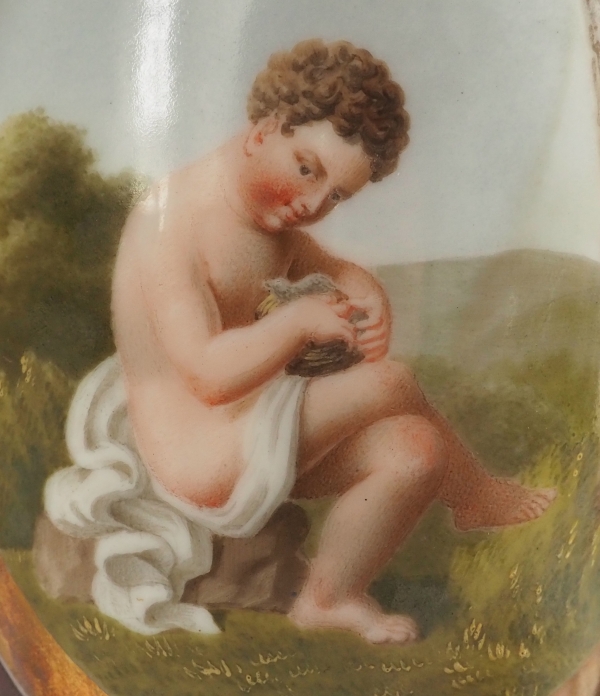 Paire de vases Empire en porcelaine de Paris polychrome et or : enfant voleur d'oeufs