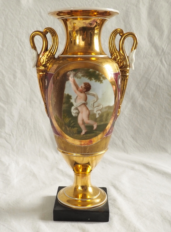 Paire de vases Empire en porcelaine de Paris polychrome et or : enfant voleur d'oeufs