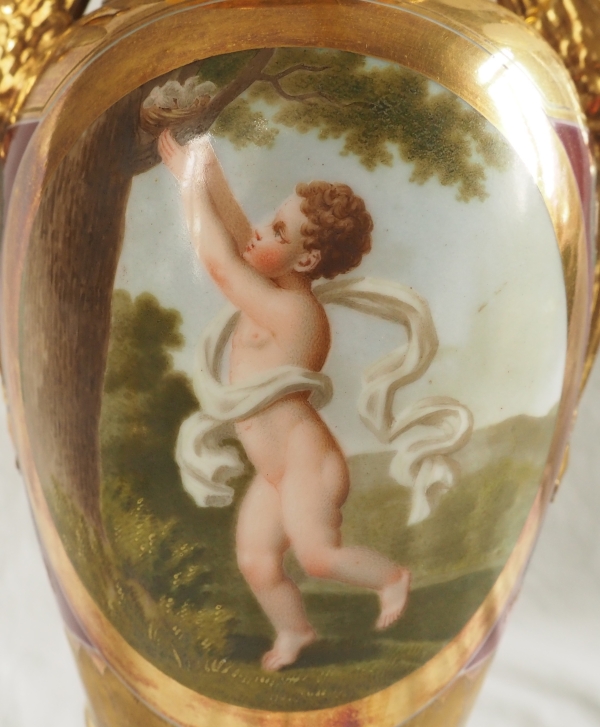 Paire de vases Empire en porcelaine de Paris polychrome et or : enfant voleur d'oeufs