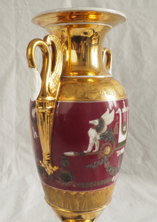 Paire de vases Empire en porcelaine de Paris polychrome et or : enfant voleur d'oeufs