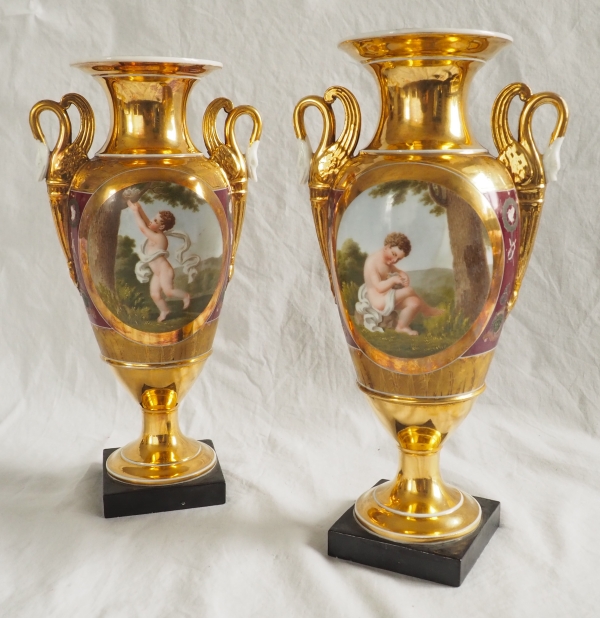 Paire de vases Empire en porcelaine de Paris polychrome et or : enfant voleur d'oeufs