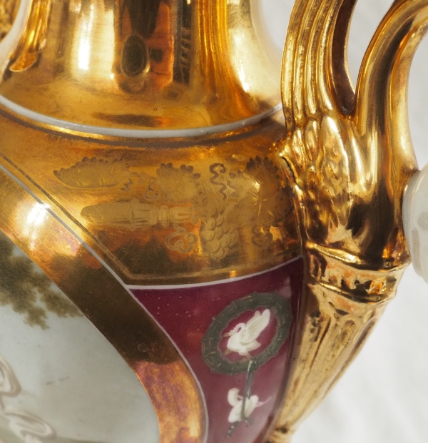 Paire de vases Empire en porcelaine de Paris polychrome et or : enfant voleur d'oeufs