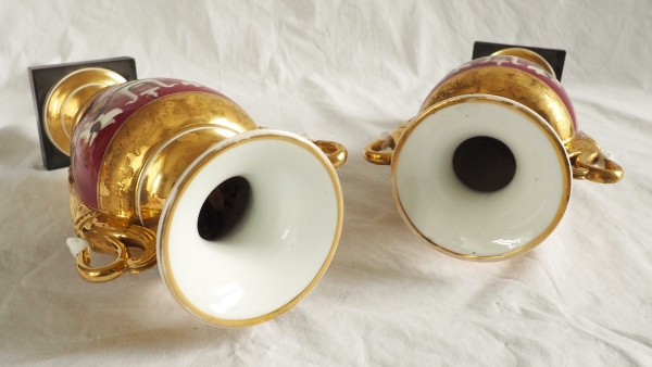 Paire de vases Empire en porcelaine de Paris polychrome et or : enfant voleur d'oeufs