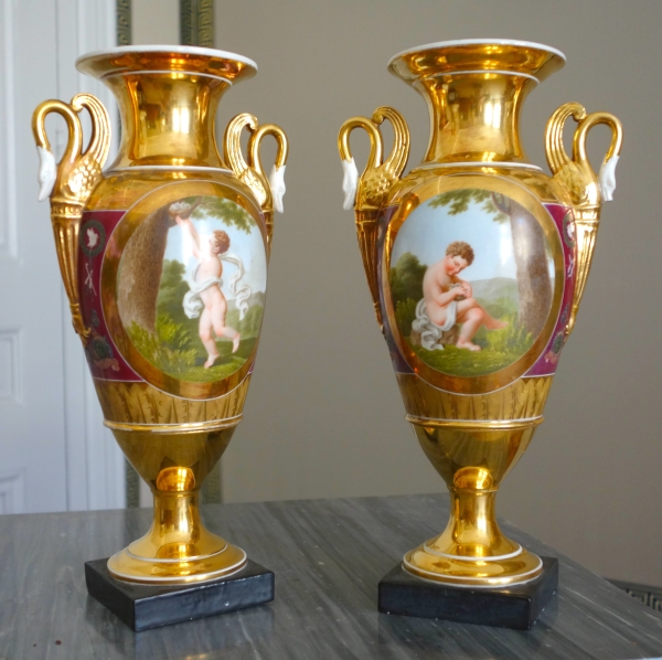 Paire de vases Empire en porcelaine de Paris polychrome et or : enfant voleur d'oeufs