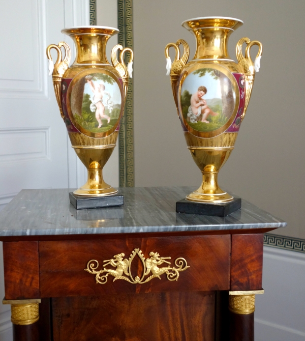 Paire de vases Empire en porcelaine de Paris polychrome et or : enfant voleur d'oeufs