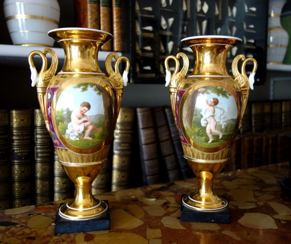 Paire de vases Empire en porcelaine de Paris polychrome et or : enfant voleur d'oeufs