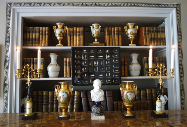 Paire de vases Empire en porcelaine de Paris polychrome et or : enfant voleur d'oeufs