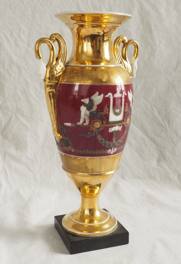 Paire de vases Empire en porcelaine de Paris polychrome et or : enfant voleur d'oeufs