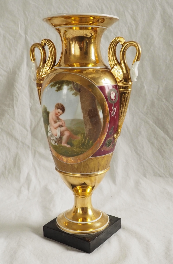 Paire de vases Empire en porcelaine de Paris polychrome et or : enfant voleur d'oeufs