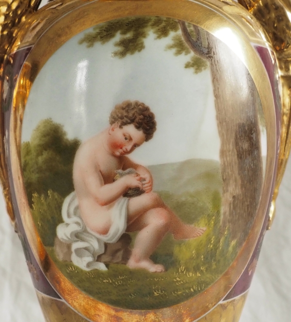 Paire de vases Empire en porcelaine de Paris polychrome et or : enfant voleur d'oeufs