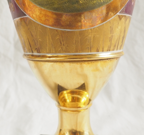 Paire de vases Empire en porcelaine de Paris polychrome et or : enfant voleur d'oeufs