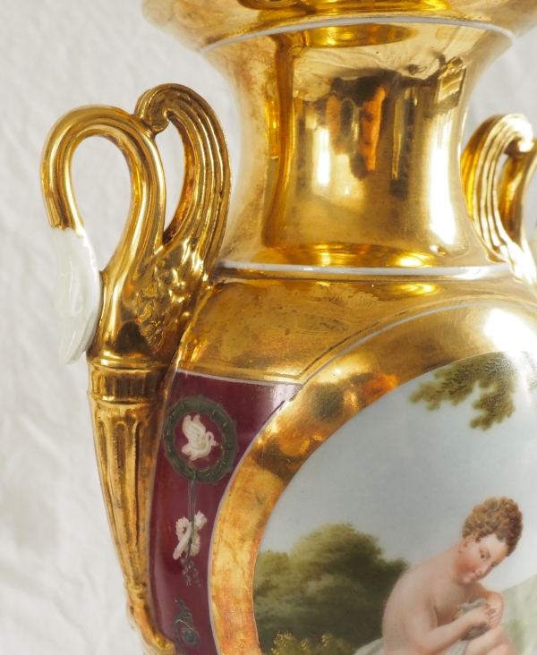 Paire de vases Empire en porcelaine de Paris polychrome et or : enfant voleur d'oeufs