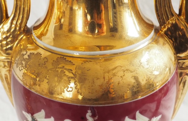 Paire de vases Empire en porcelaine de Paris polychrome et or : enfant voleur d'oeufs