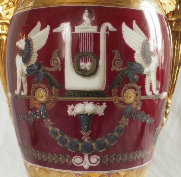 Paire de vases Empire en porcelaine de Paris polychrome et or : enfant voleur d'oeufs