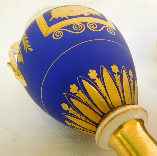 Paire de vases à l'antique en porcelaine de Paris bleu & or, époque Empire - Restauration