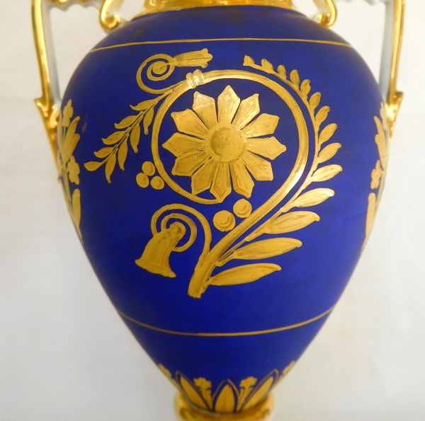 Paire de vases à l'antique en porcelaine de Paris bleu & or, époque Empire - Restauration