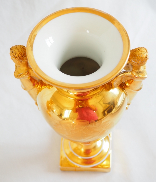 Paire de vases d'époque Empire en porcelaine à décor religieux pour une chapelle - 28,5cm