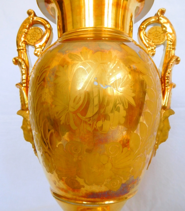 Manufacture Fauveau à Paris : paire de grands vases d'ornement Empire en porcelaine dorée - 36cm