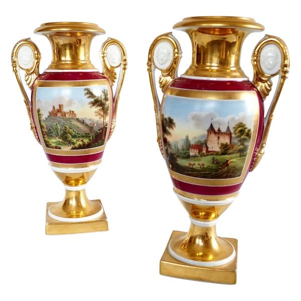 Paire de vases en porcelaine de Paris dorée et polychrome, époque Restauration - 32,5cm