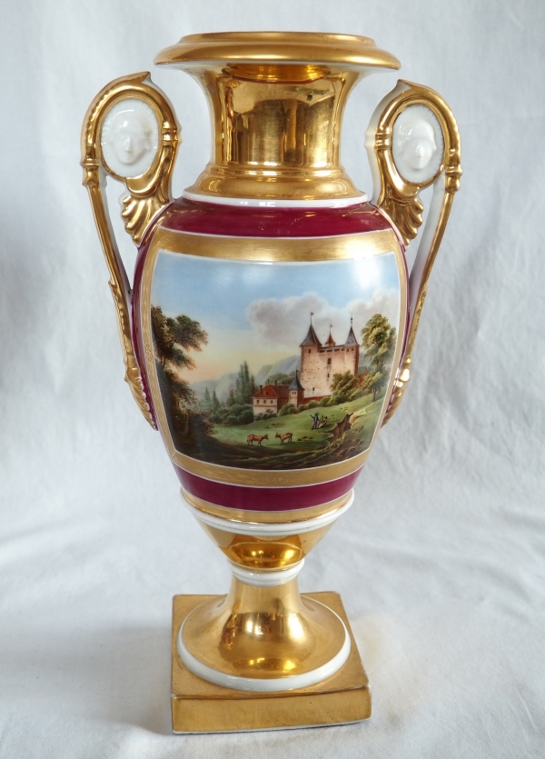 Paire de vases en porcelaine de Paris dorée et polychrome, époque Restauration - 32,5cm