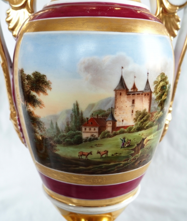 Paire de vases en porcelaine de Paris dorée et polychrome, époque Restauration - 32,5cm