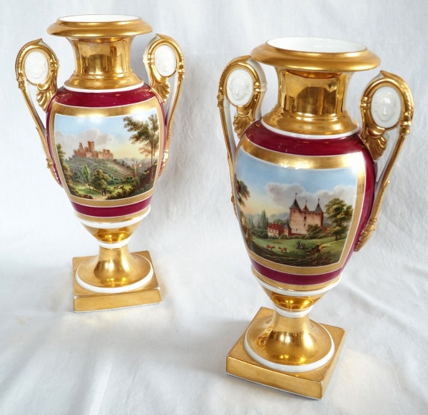 Paire de vases en porcelaine de Paris dorée et polychrome, époque Restauration - 32,5cm