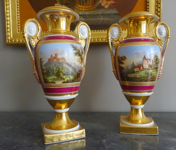 Paire de vases en porcelaine de Paris dorée et polychrome, époque Restauration - 32,5cm