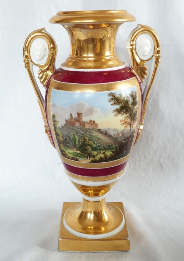 Paire de vases en porcelaine de Paris dorée et polychrome, époque Restauration - 32,5cm