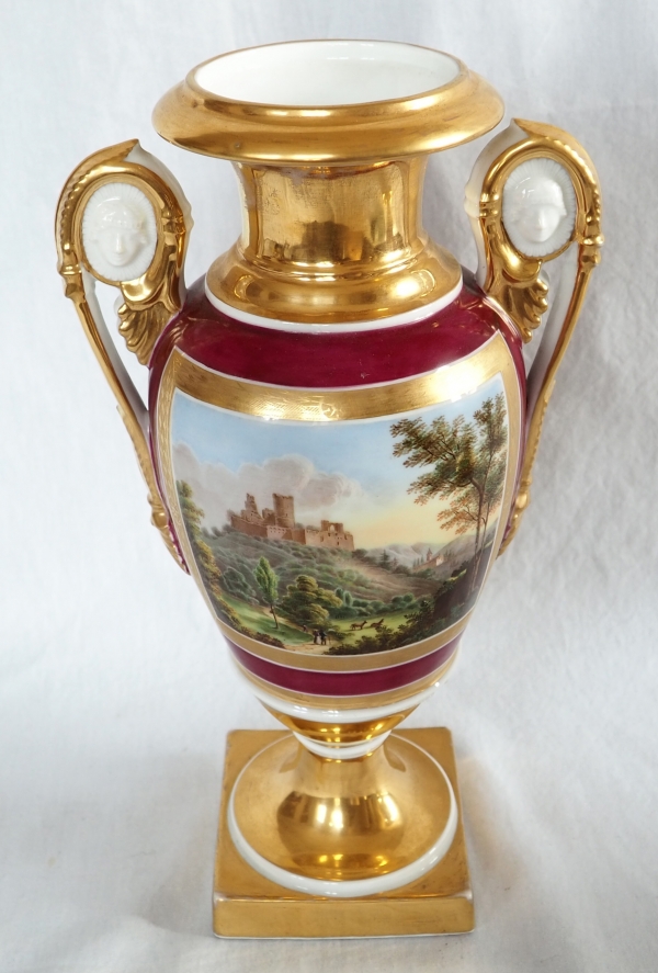 Paire de vases en porcelaine de Paris dorée et polychrome, époque Restauration - 32,5cm