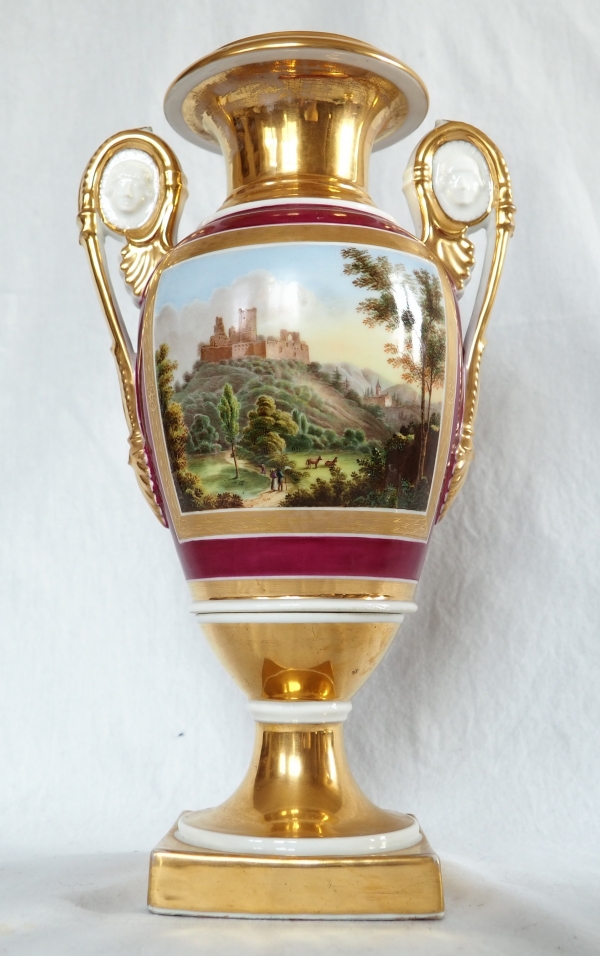 Paire de vases en porcelaine de Paris dorée et polychrome, époque Restauration - 32,5cm