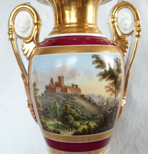 Paire de vases en porcelaine de Paris dorée et polychrome, époque Restauration - 32,5cm